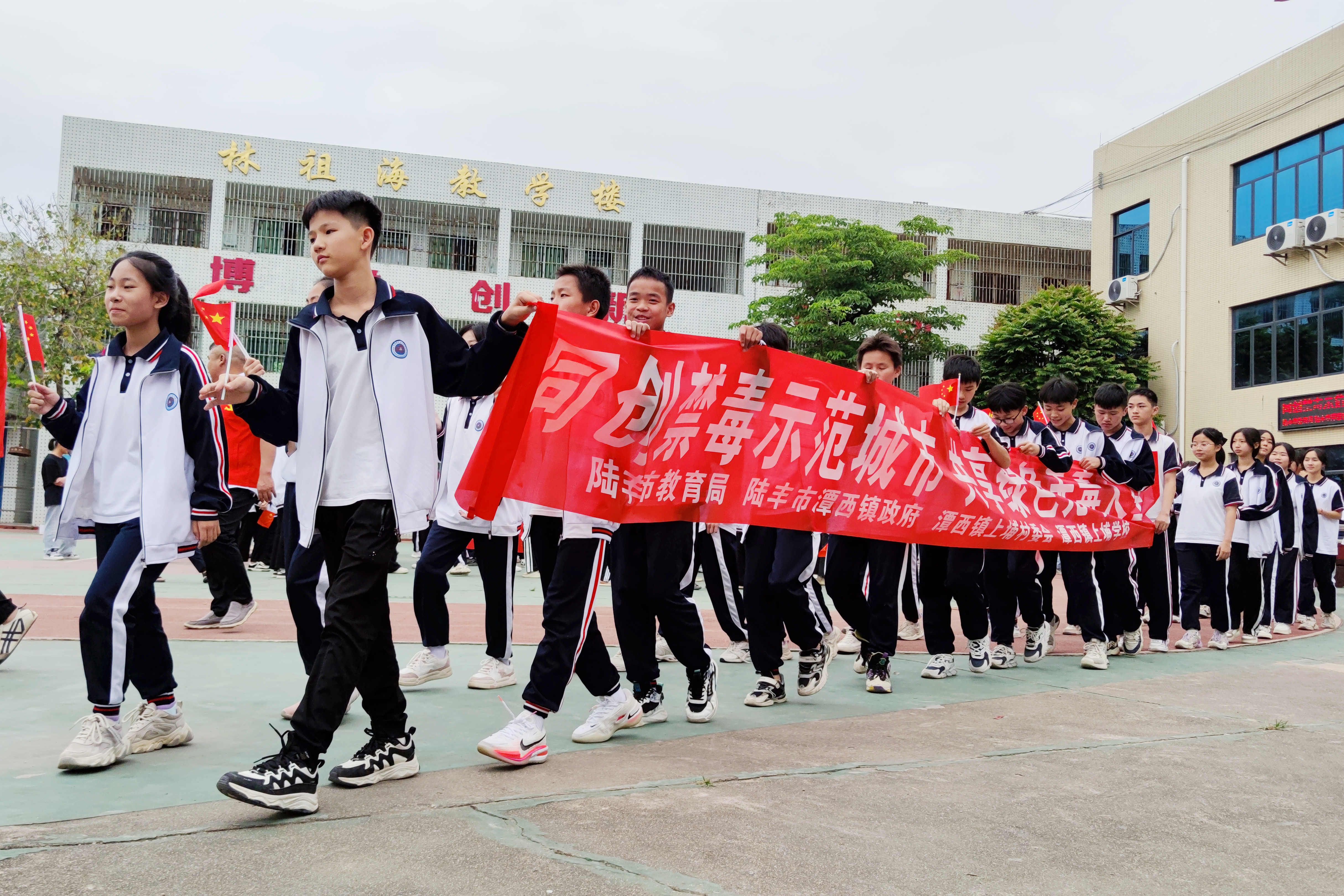 禁毒宣傳進(jìn)校園4.png